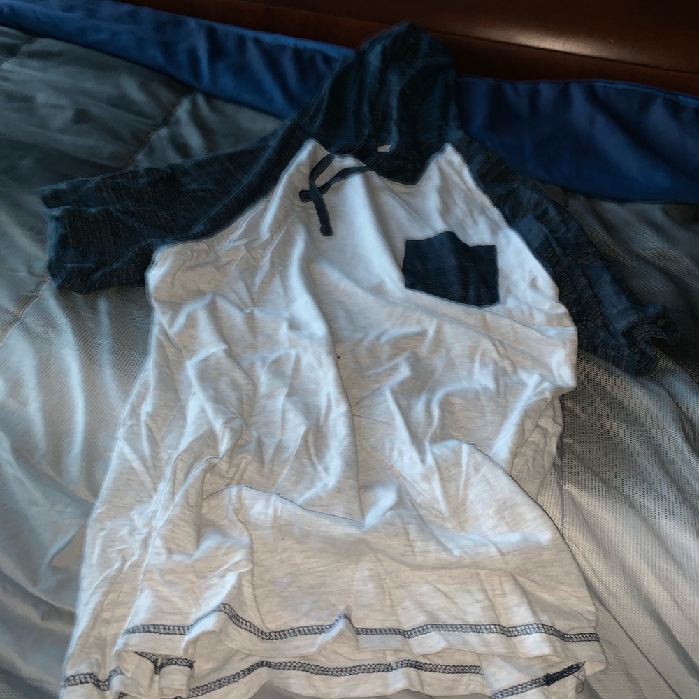 Hooded shirt